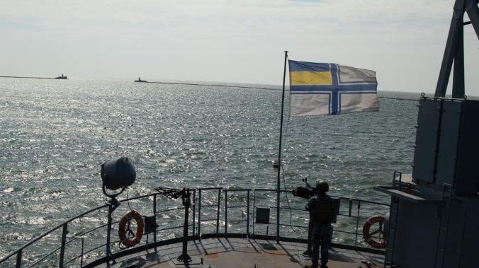 Корабль ВМС Украины повернул от Керченского пролива в сторону базы