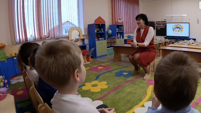 Путин поручил продлить работу яслей и детсадов