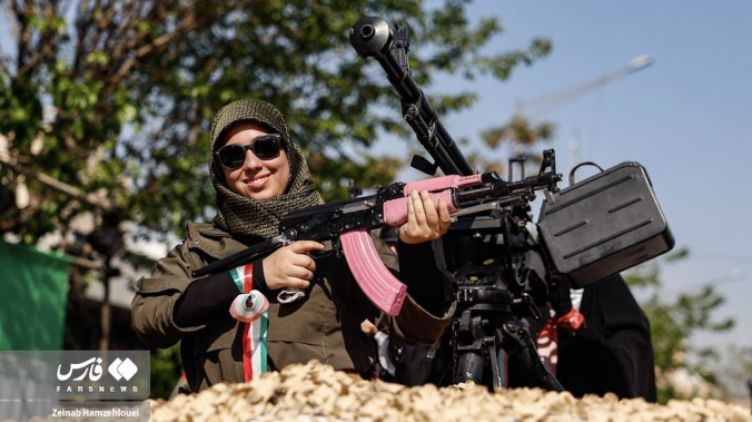 Иранские девушки перекрасили оружие в розовый цвет