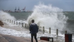 Из-за мощного шторма у берегов Стамбула тонут лодки 