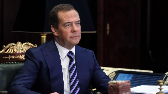 Медведев: Санкции и абсурдные обвинения в адрес России отравляют жизнь поколений