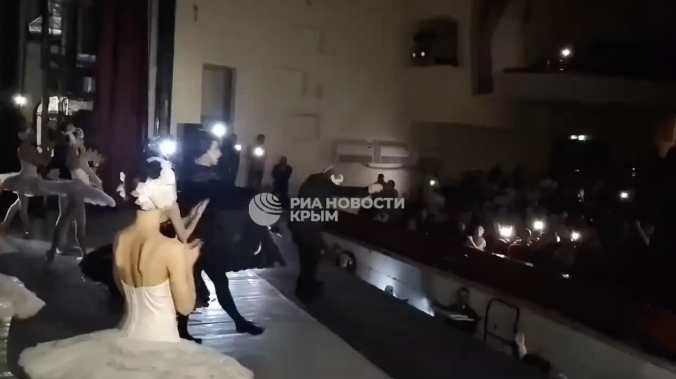 В Севастополе московские артисты танцевали без света