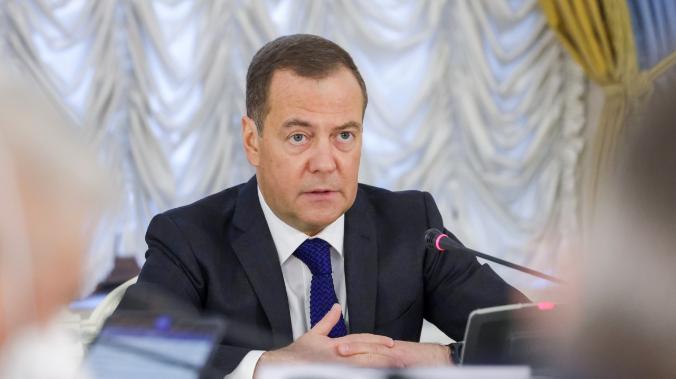 Медведев: Россия должна иметь биометрические данные каждого мигранта