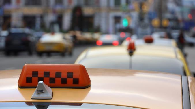 «Госуслуги» помогут проверить легальность такси