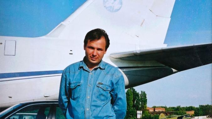 Прилетевшего во Внуково российского летчика Ярошенко встретили жена и дочь