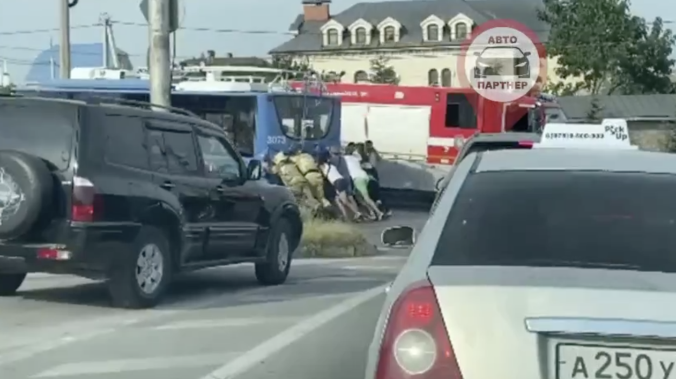 В Севастополе МЧС и пассажиры выталкивали троллейбус