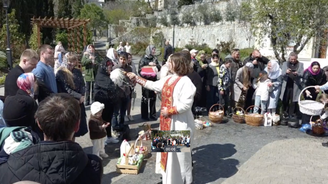 В Крыму освящают куличи и поздравляют друг друга с Пасхой