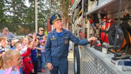 Огнеборцы МЧС устроили детям праздник безопасности