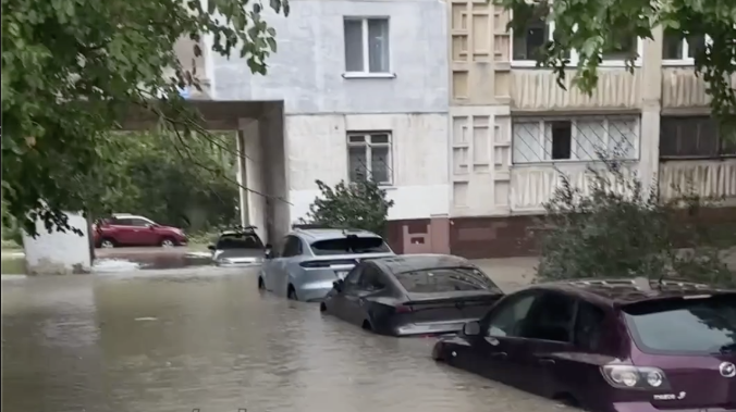 Мощный ливень подтопил в Севастополе улицы и дома