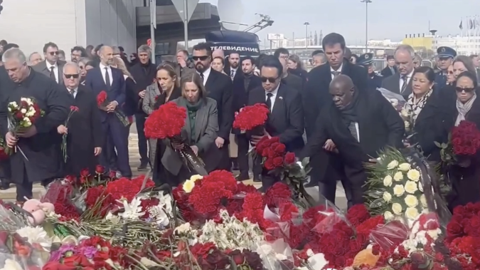 Иностранные послы возложили цветы к мемориалу возле «Крокус Сити Холла»