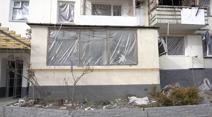 В доме на Корчагина заканчивают оклейку окон