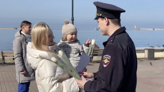 Полиция Севастополя поздравила женщин с 8 марта