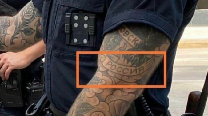 В США полицейский с русскими татуировками вызвал удивление Сети