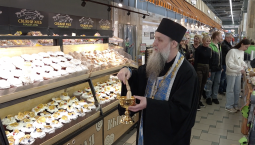 К празднику Светлой Пасхи в магазинах Севастополя освящают куличи