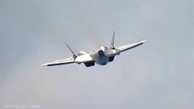 В США высоко оценили ведомого Су-57