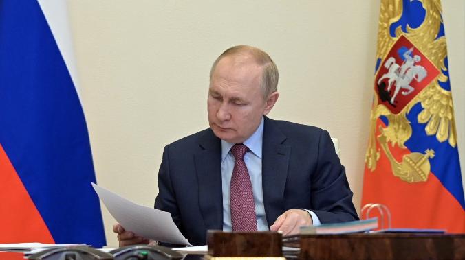 Путин поручил проанализировать законодательство об иноагентах