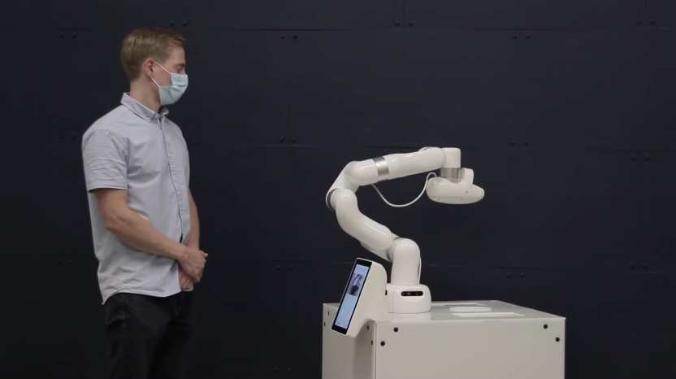 Канадские ученые создали робота для бесконтактной вакцинации от COVID-19 