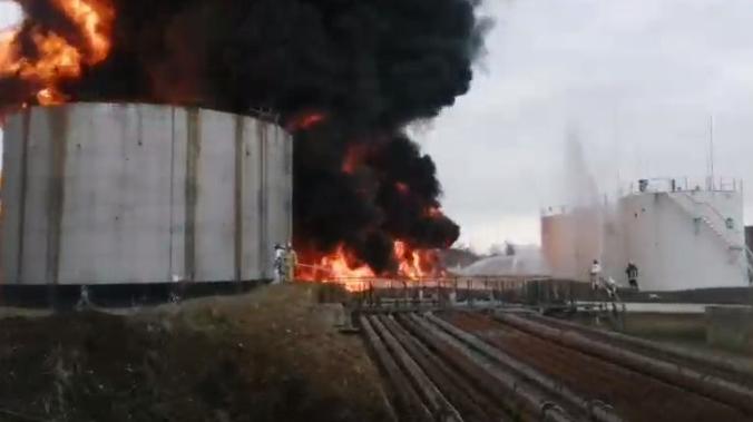 В Луганске после мощного взрыва загорелась нефтебаза