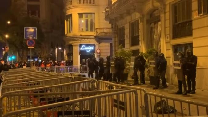 Протестующие в Барселоне строят баррикады и забрасывают здание полиции бутылками