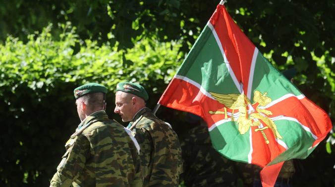 Развожаев поздравил сотрудников погранслужбы города