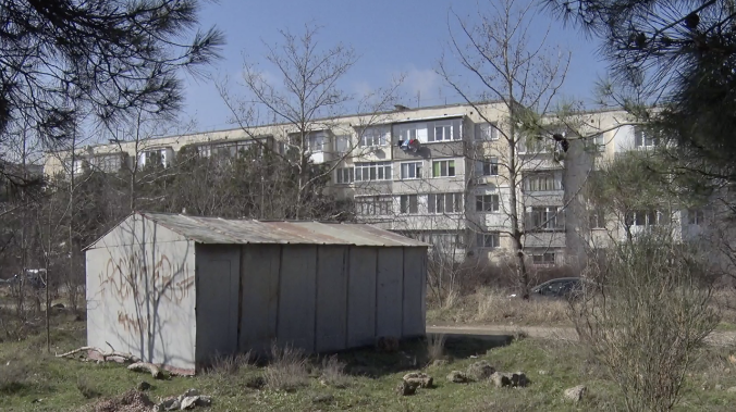 В Симферополе начали чистить фасады от проводов