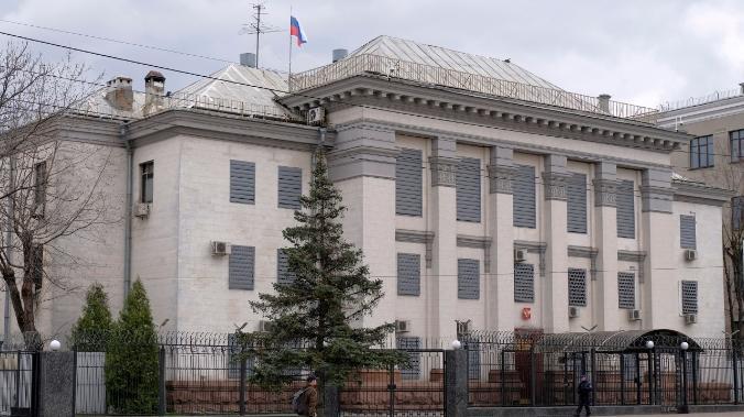 На здании посольства РФ в Киеве спустили флаги 