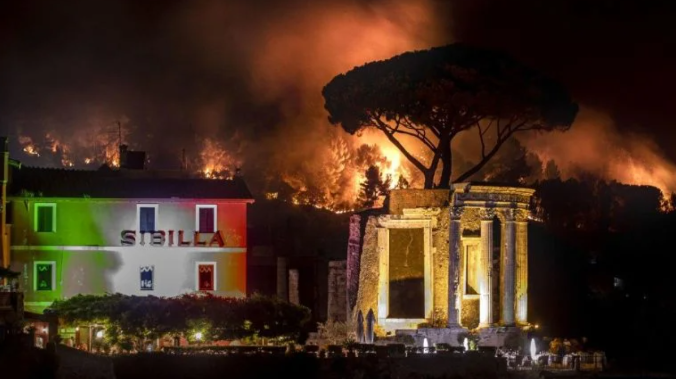 Модельеру Армани с друзьями пришлось спасаться от пожара на сицилийском острове