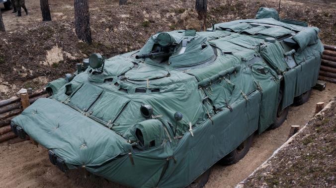 Российскую бронетехнику стали скрывать от радаров накидками и пенопластом