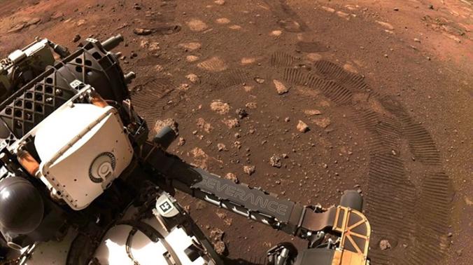 Марсоход Perseverance впервые проехал по поверхности Марса
