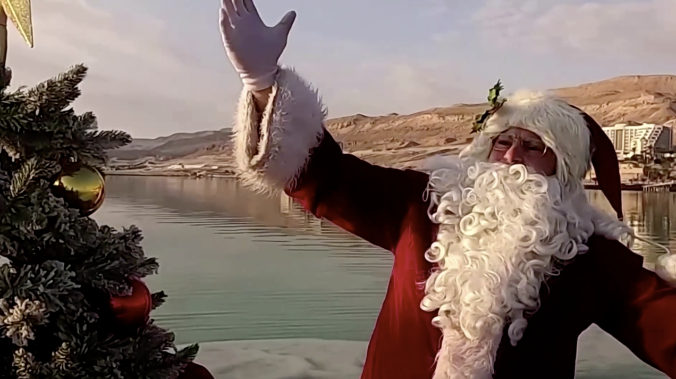 Санта принёс ёлку на Мёртвое море