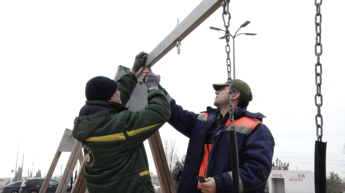 На детской площадке у Дворца культуры рыбаков отремонтировали качели 