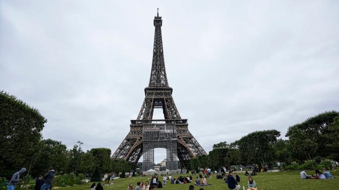 Парижане вышли на улицы в знак протеста против санитарных пропусков и вакцинации