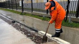 Севавтодор расчищает ливнёвки от листвы и грунта 