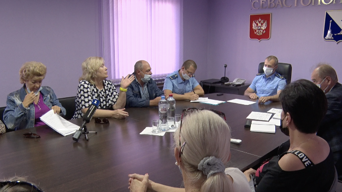 Вахтёров детских поликлиник лишили зарплаты