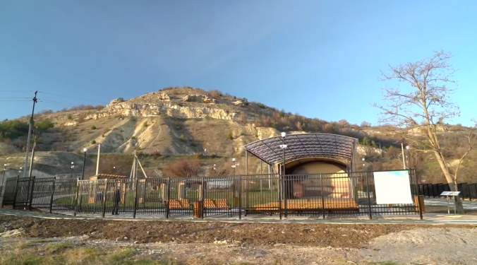 В селе Верхнесадовое благоустроили сквер со сценой 