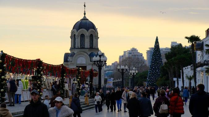 Ялту начали декорировать украшениями к Новому году
