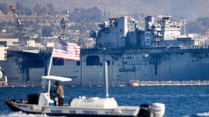 Моряки ВМС США тренировались спасать сгоревший корабль 