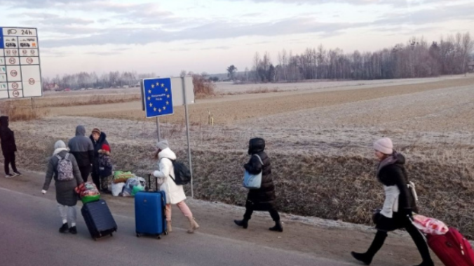 Власти Польши начинают сворачивать программы помощи украинским беженцам