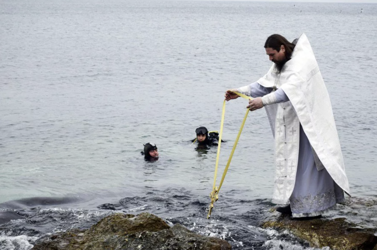 Черное море купания. Река Иордан крещение. Крещение в море. Крещенские купания в море. Крещение Господне в море.