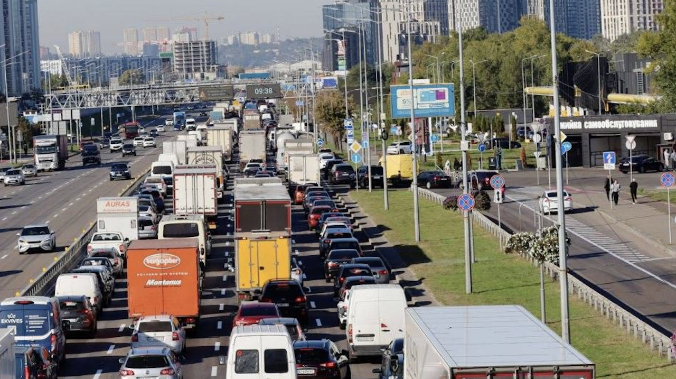 Украинцы уезжают из Киева после российских ударов