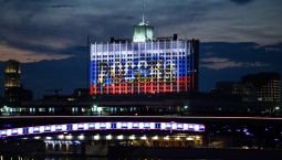 В Москве на Доме правительства «зажгли» триколор в честь Дня России