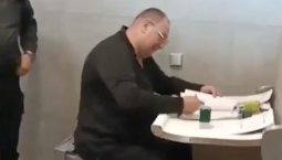 Венгрия показала, как экс-генерал СБУ подделывает документы для ВСУ в туалете