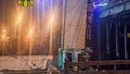 Грузовик рухнул с моста на ж/д пути в Симферополе