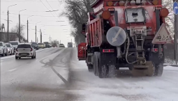 9 машин «Севавтодора» расчищают дороги Севастополя