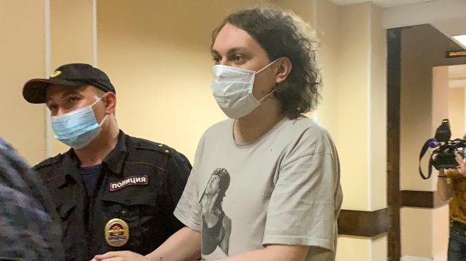 Блогера Хованского освободили из-под стражи в здании суда 
