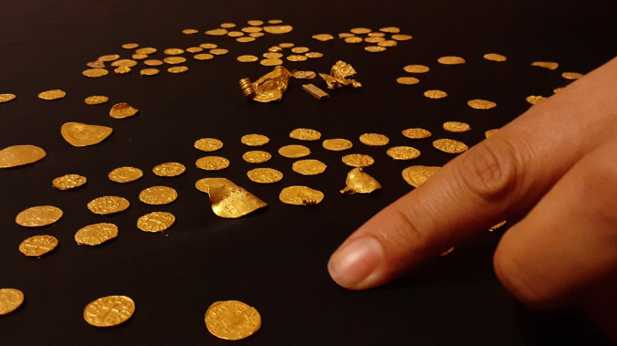На востоке Англии нашли клад с золотыми монетами возрастом 1400 лет