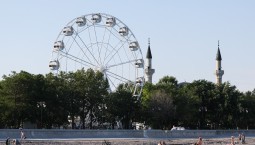 Колесо обозрения демонтируют в центре Евпатории 