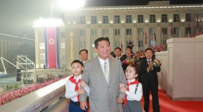 В Пхеньяне прошел ночной военный парад