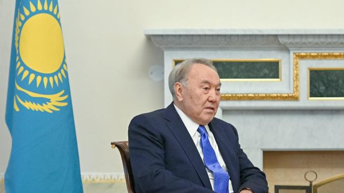 Протестующие в Казахстане пытаются снести памятник Назарбаеву
