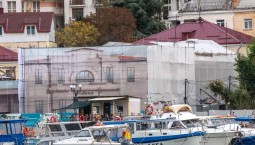 На фасаде кинотеатра «Родина» воссоздают скульптуры